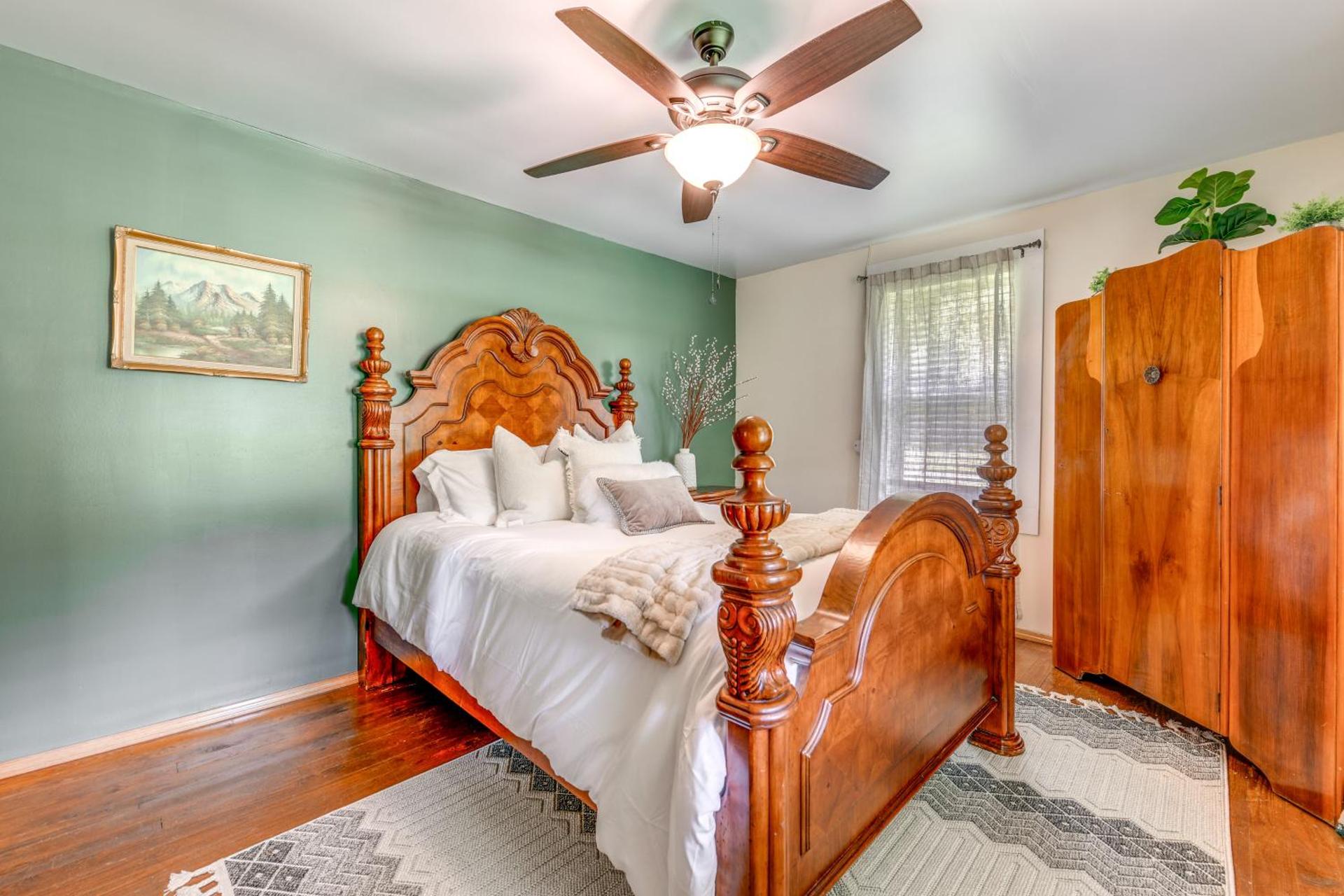 2 Mi to Ski Sapphire Pet-Friendly Cashiers Cabin