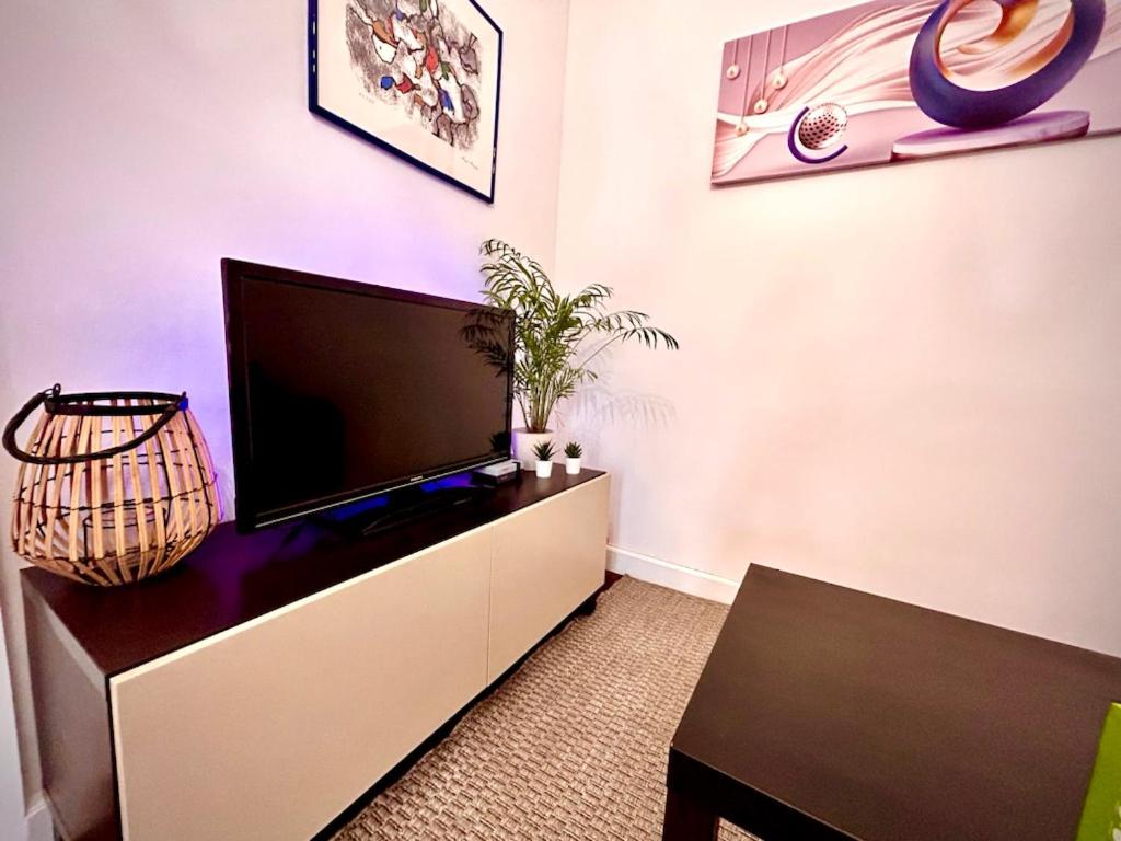 Communal lounge/ TV room