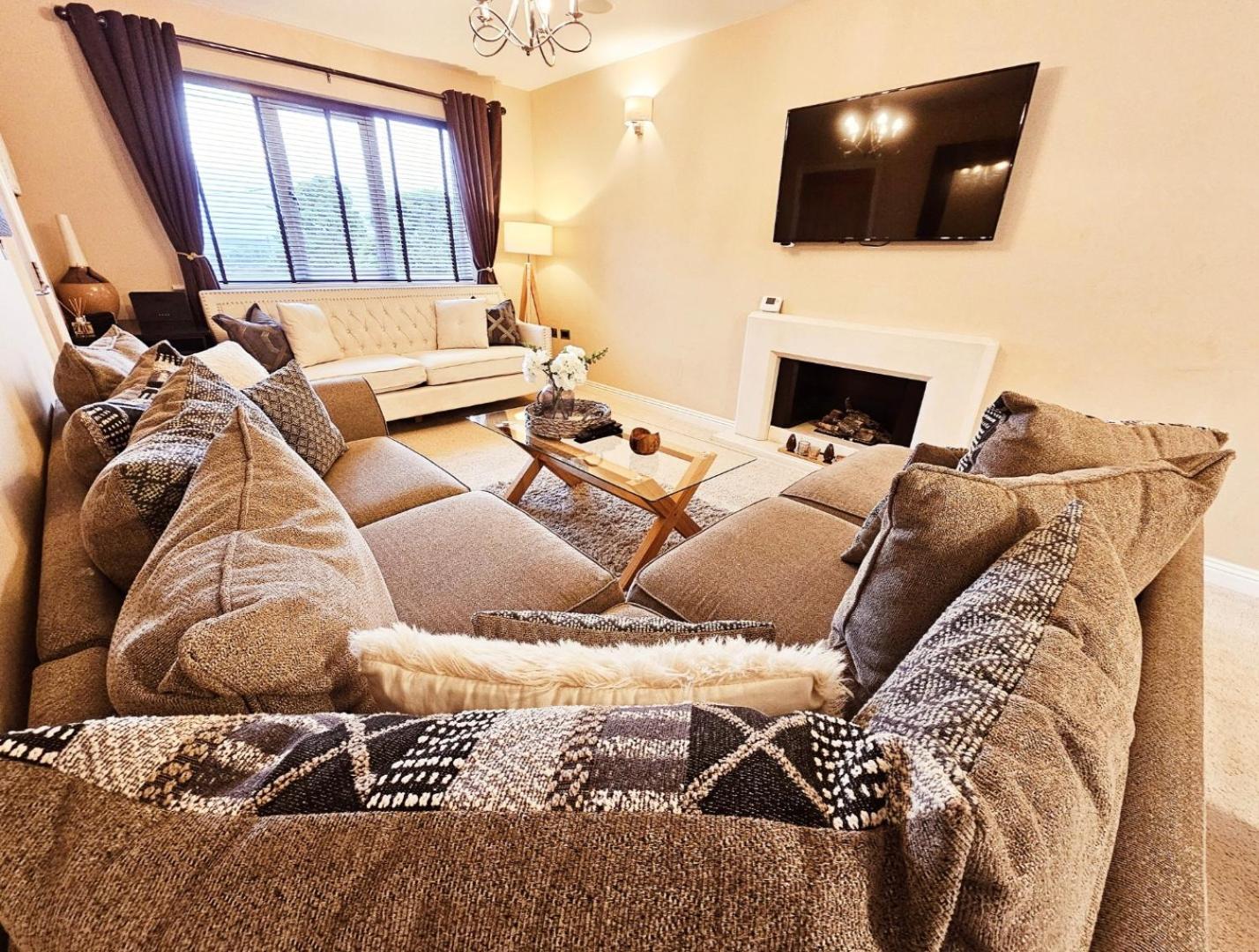 The Chase, Luxury Hot Tub Retreat, Pets Welcomed