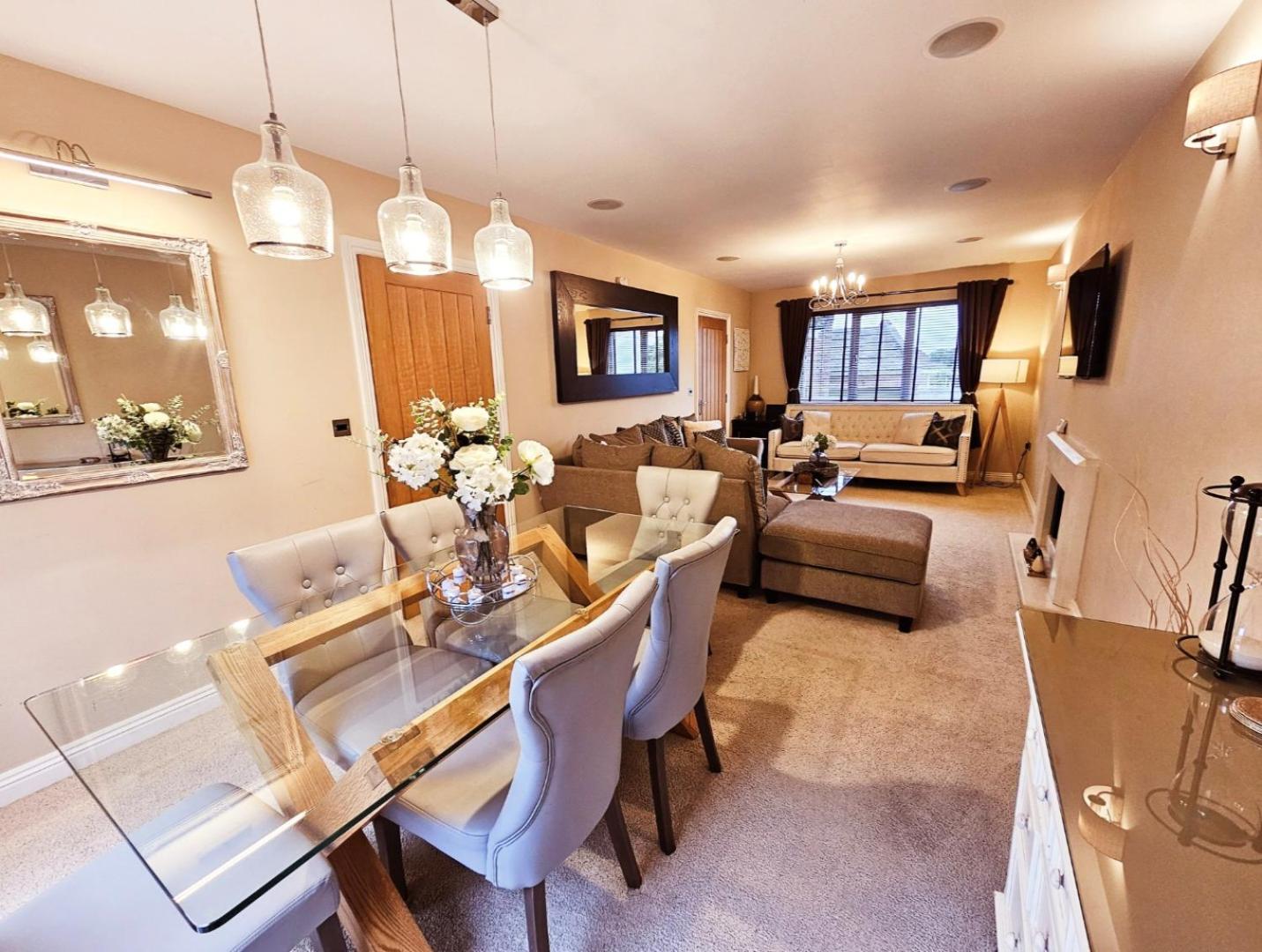 The Chase, Luxury Hot Tub Retreat, Pets Welcomed