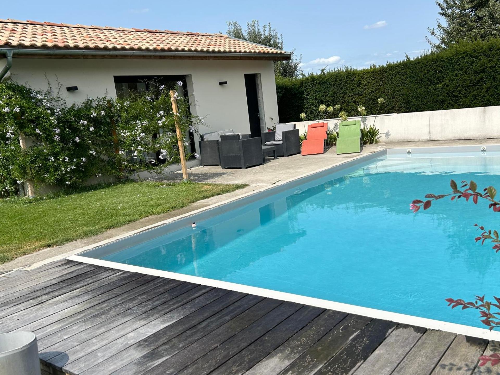 Studio vue piscine au calme près des vignes