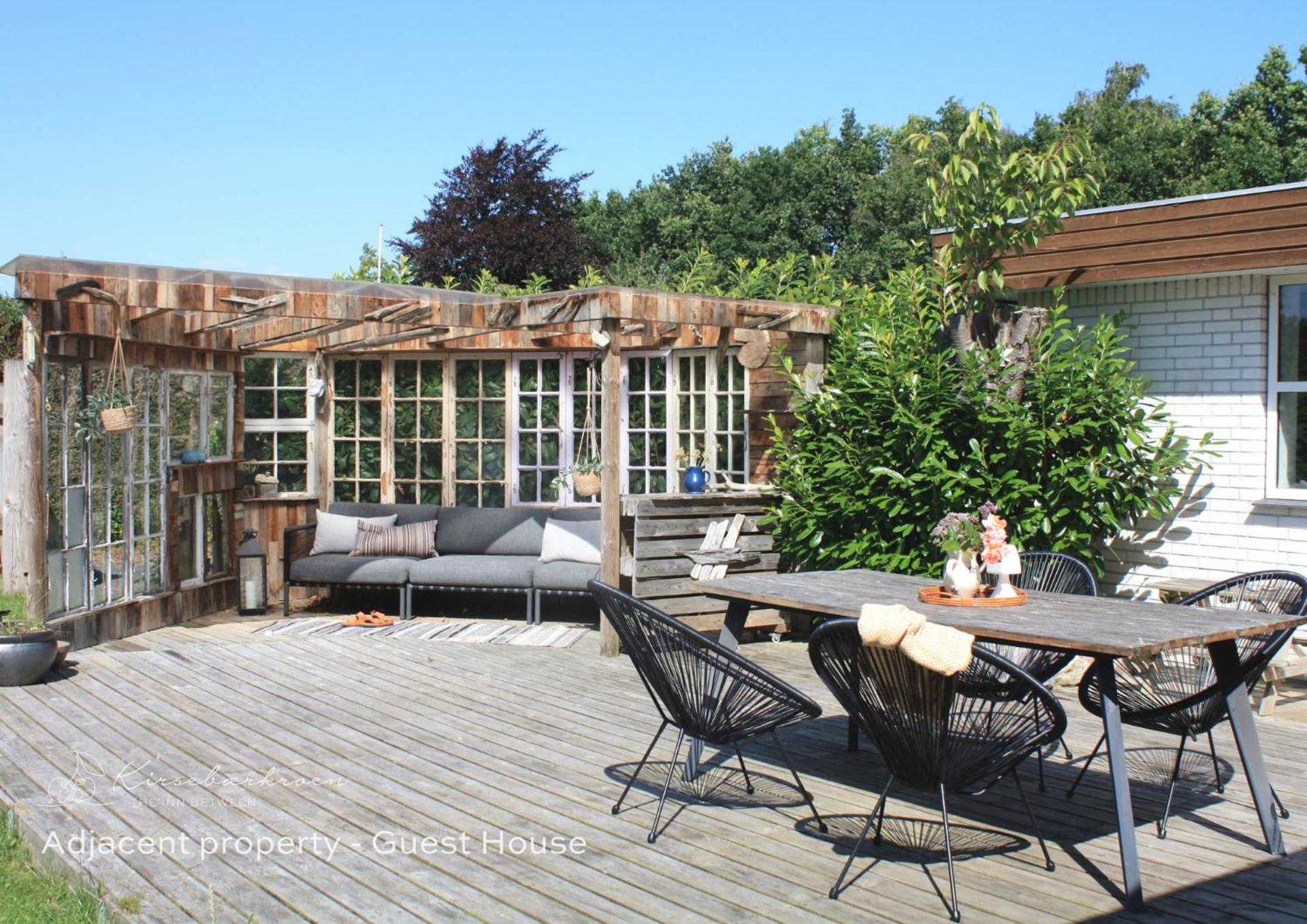 Kirsebærkroen - The Inn Between