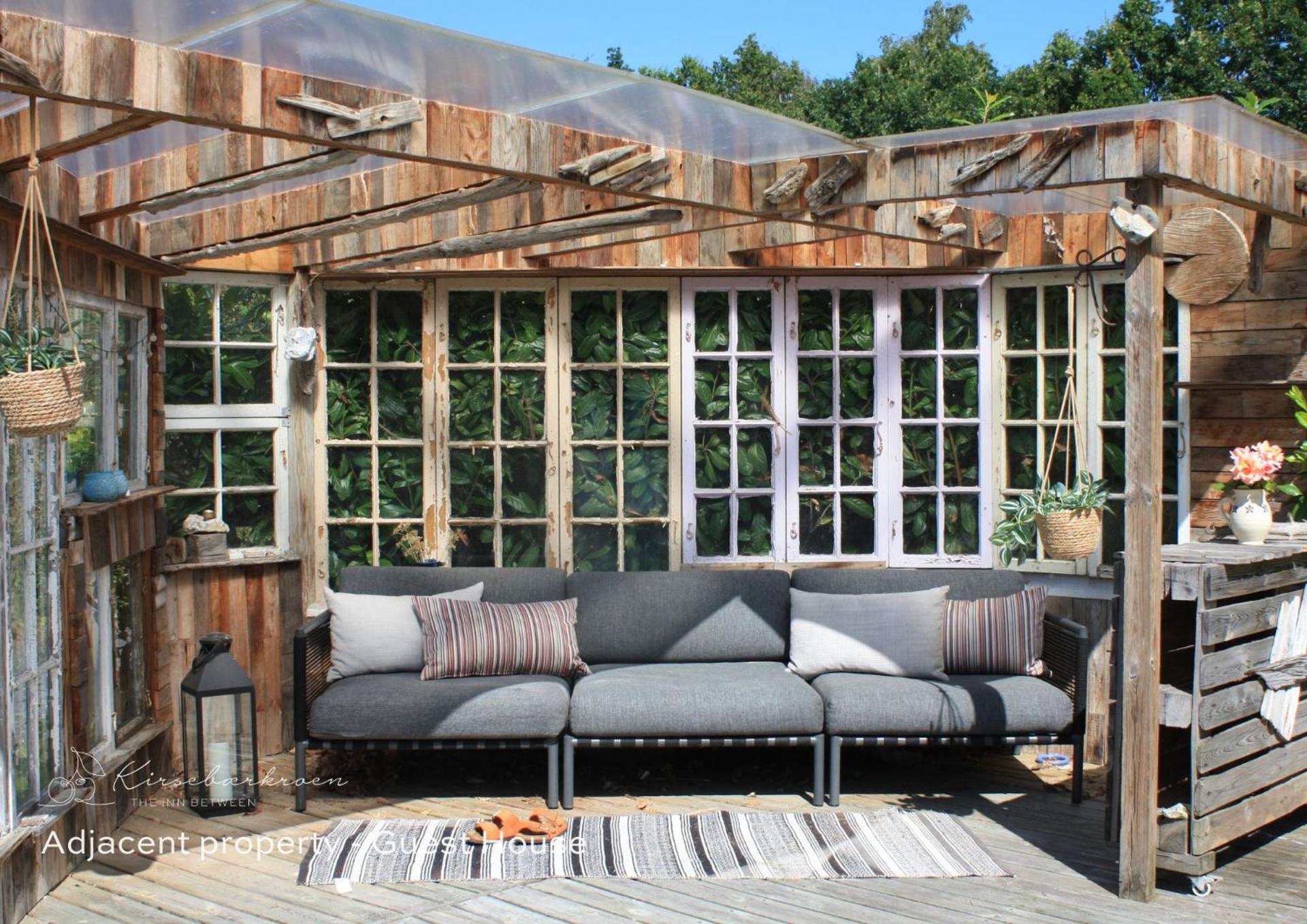 Kirsebærkroen - The Inn Between