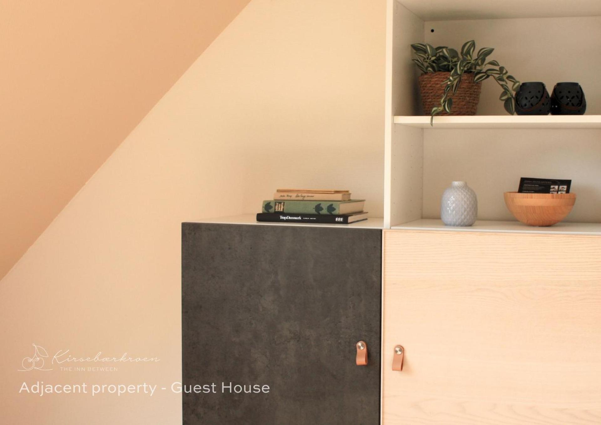 Kirsebærkroen - The Inn Between