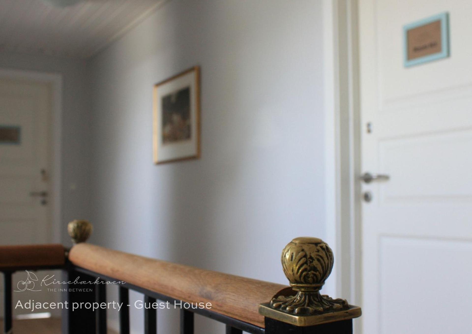 Kirsebærkroen - The Inn Between