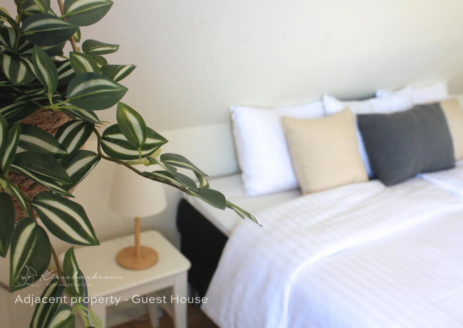 Kirsebærkroen - The Inn Between