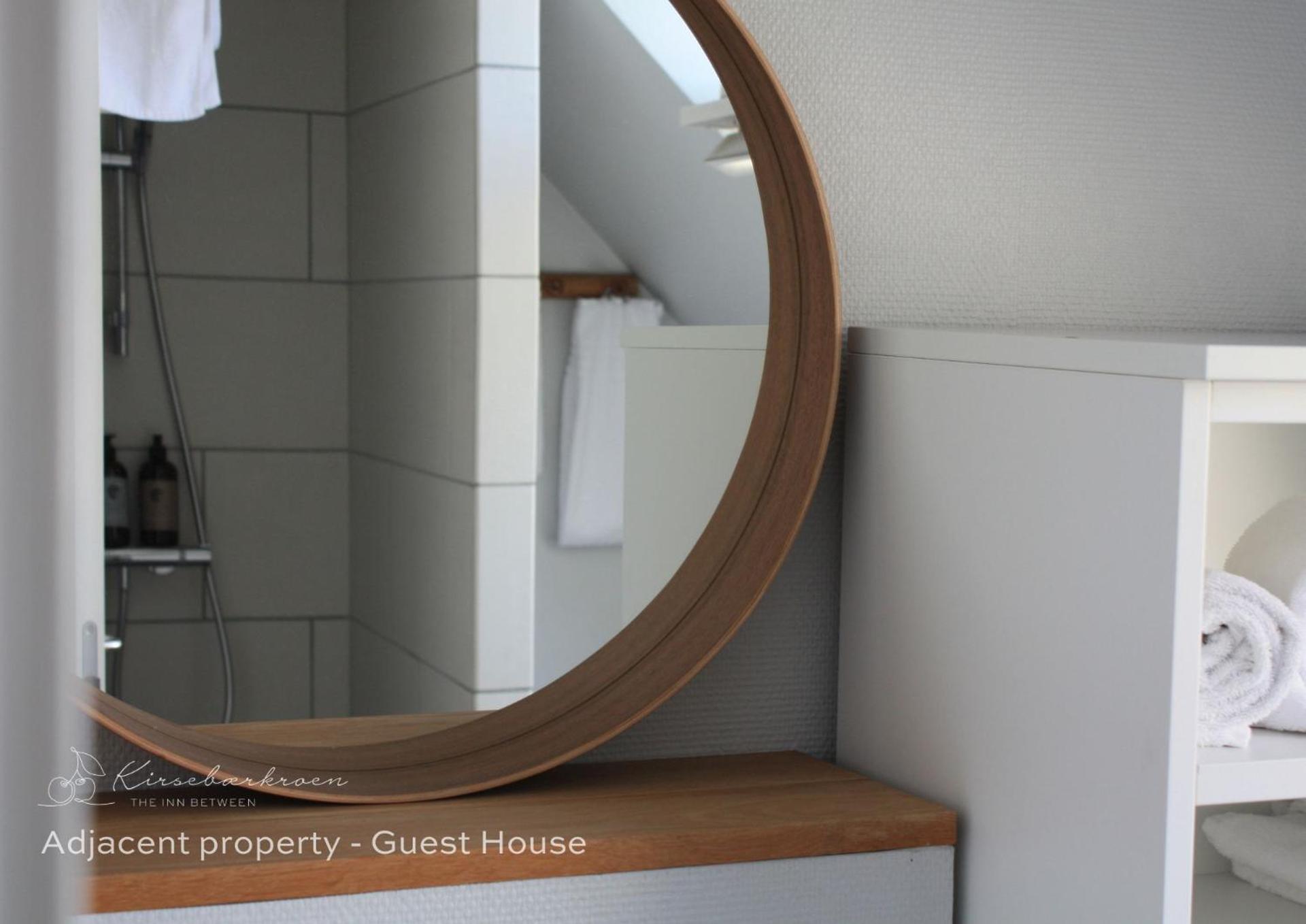 Kirsebærkroen - The Inn Between