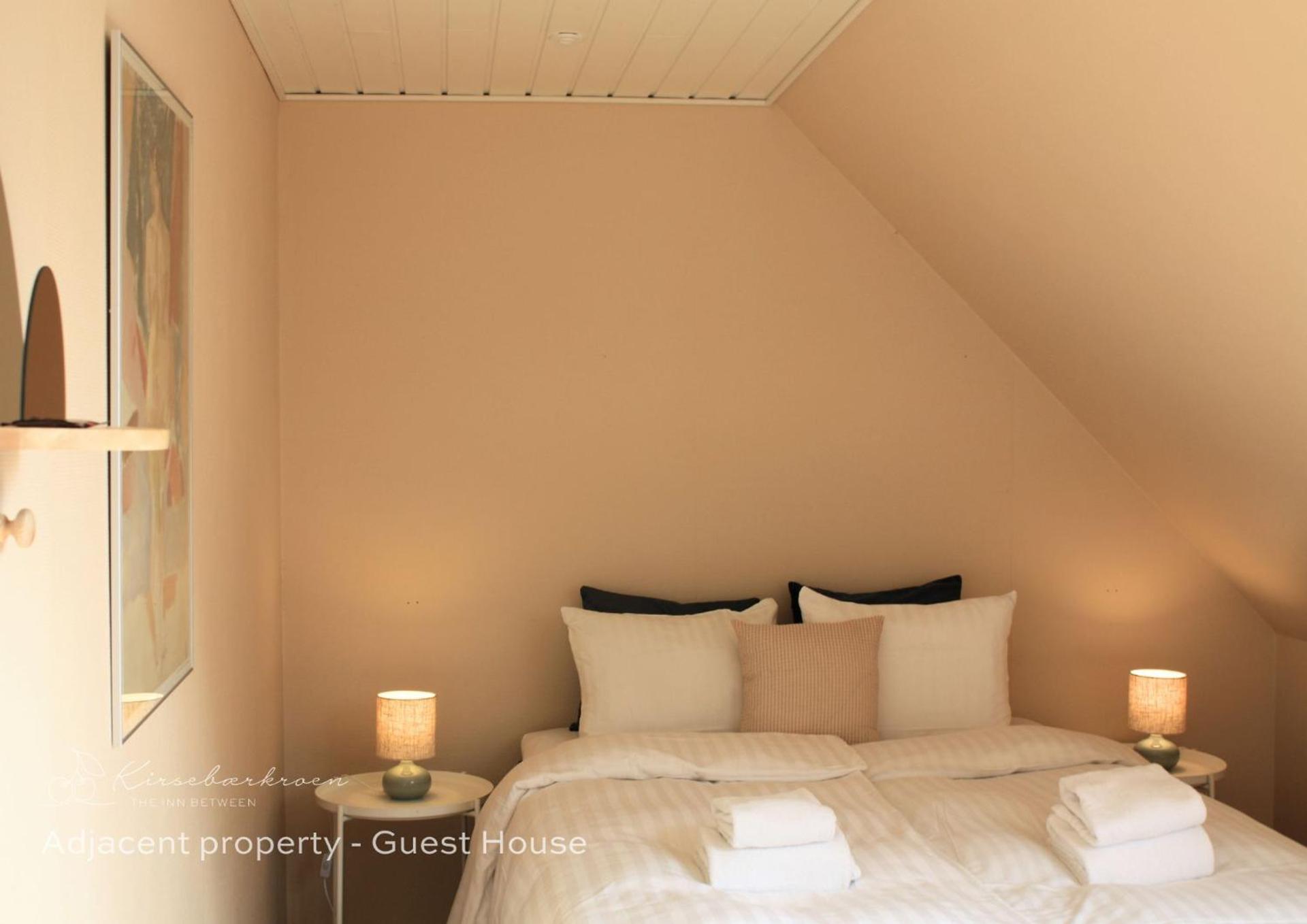 Kirsebærkroen - The Inn Between