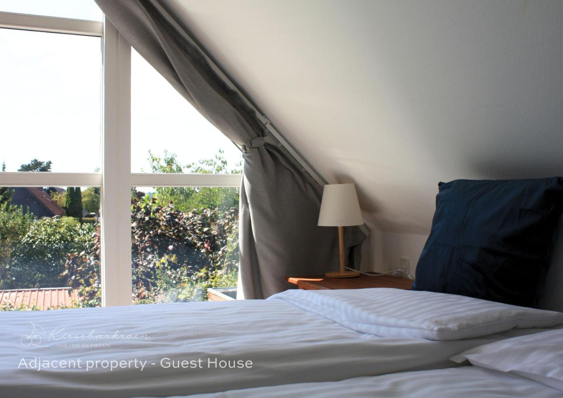 Kirsebærkroen - The Inn Between