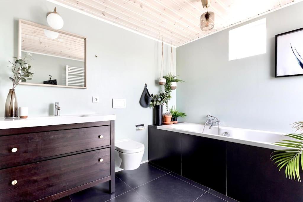 Northern lights Luxury with hot tub! 10 min to city