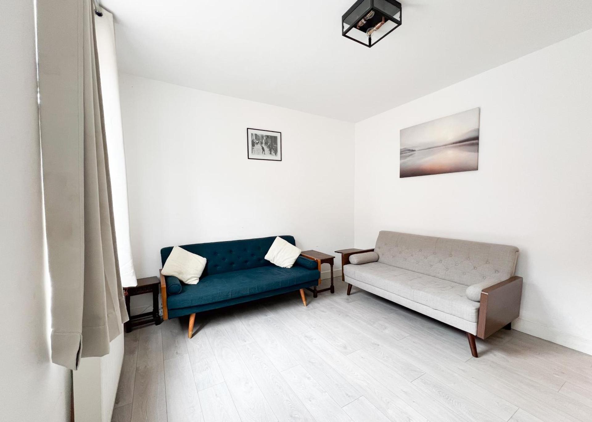 Modern 4 Bed En-suite House in Leeds - Free parking