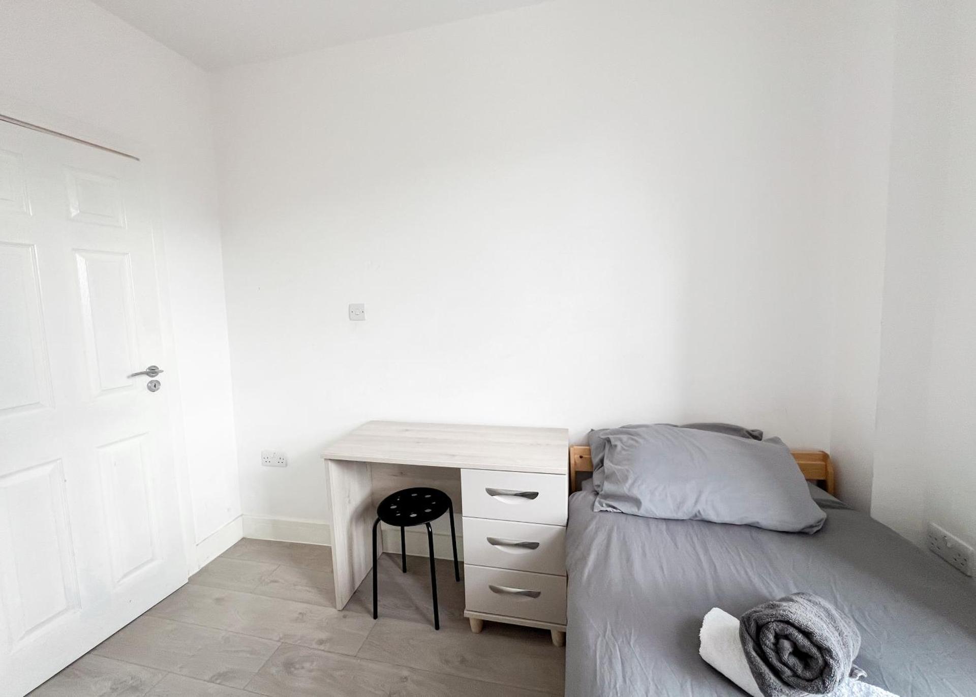 Modern 4 Bed En-suite House in Leeds - Free parking