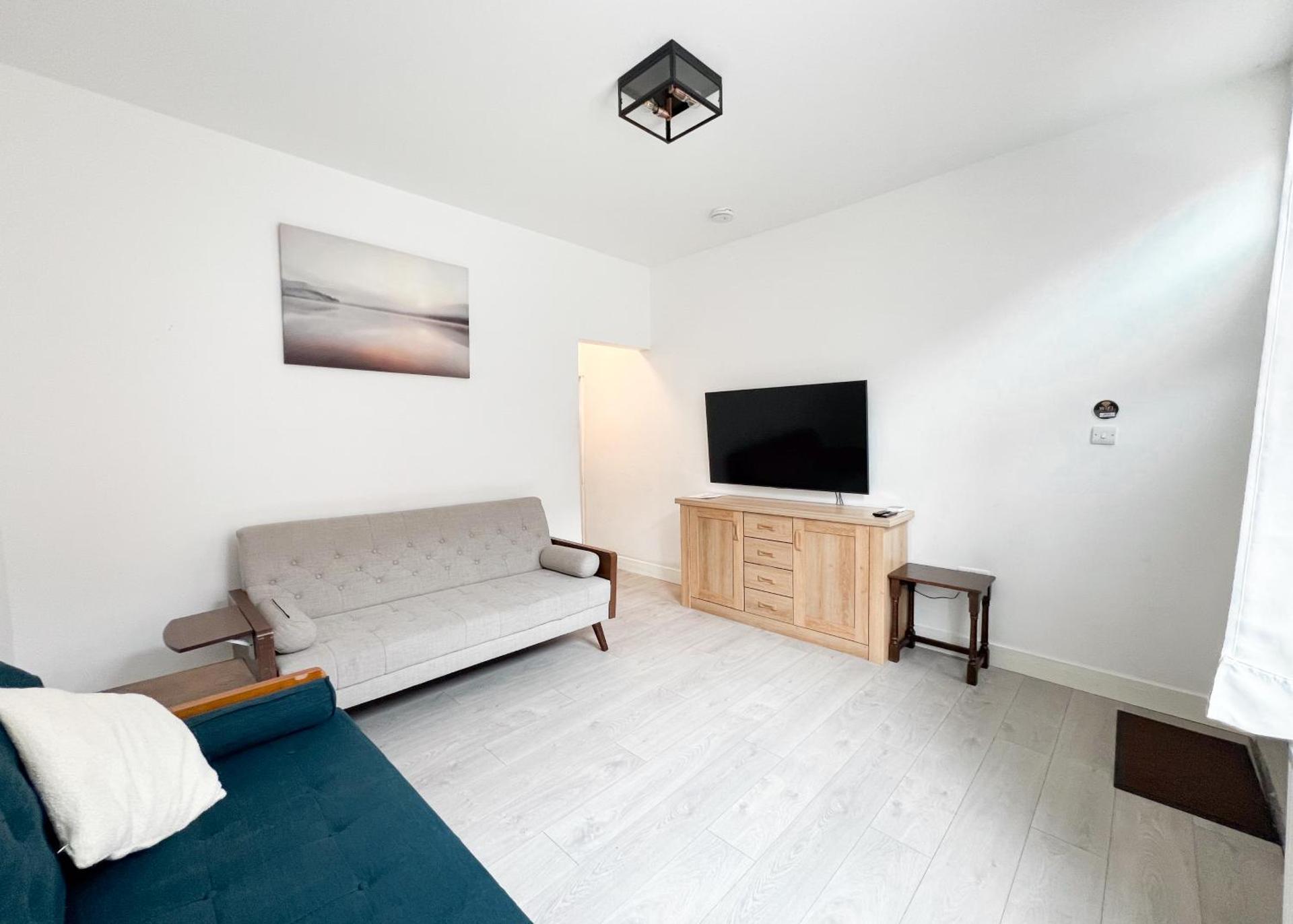 Modern 4 Bed En-suite House in Leeds - Free parking