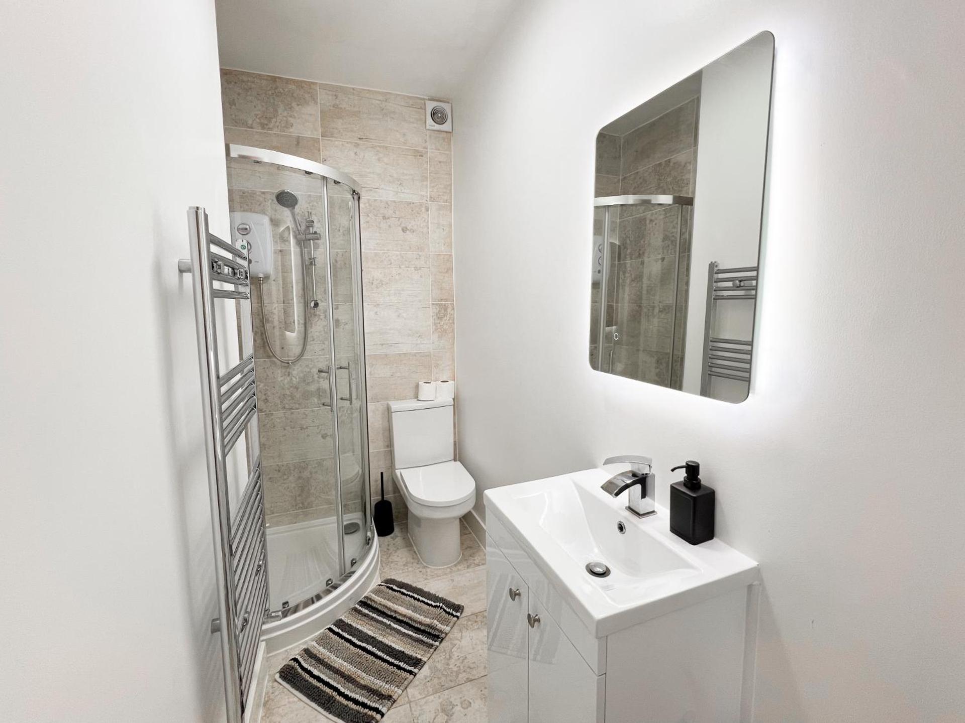 Modern 4 Bed En-suite House in Leeds - Free parking