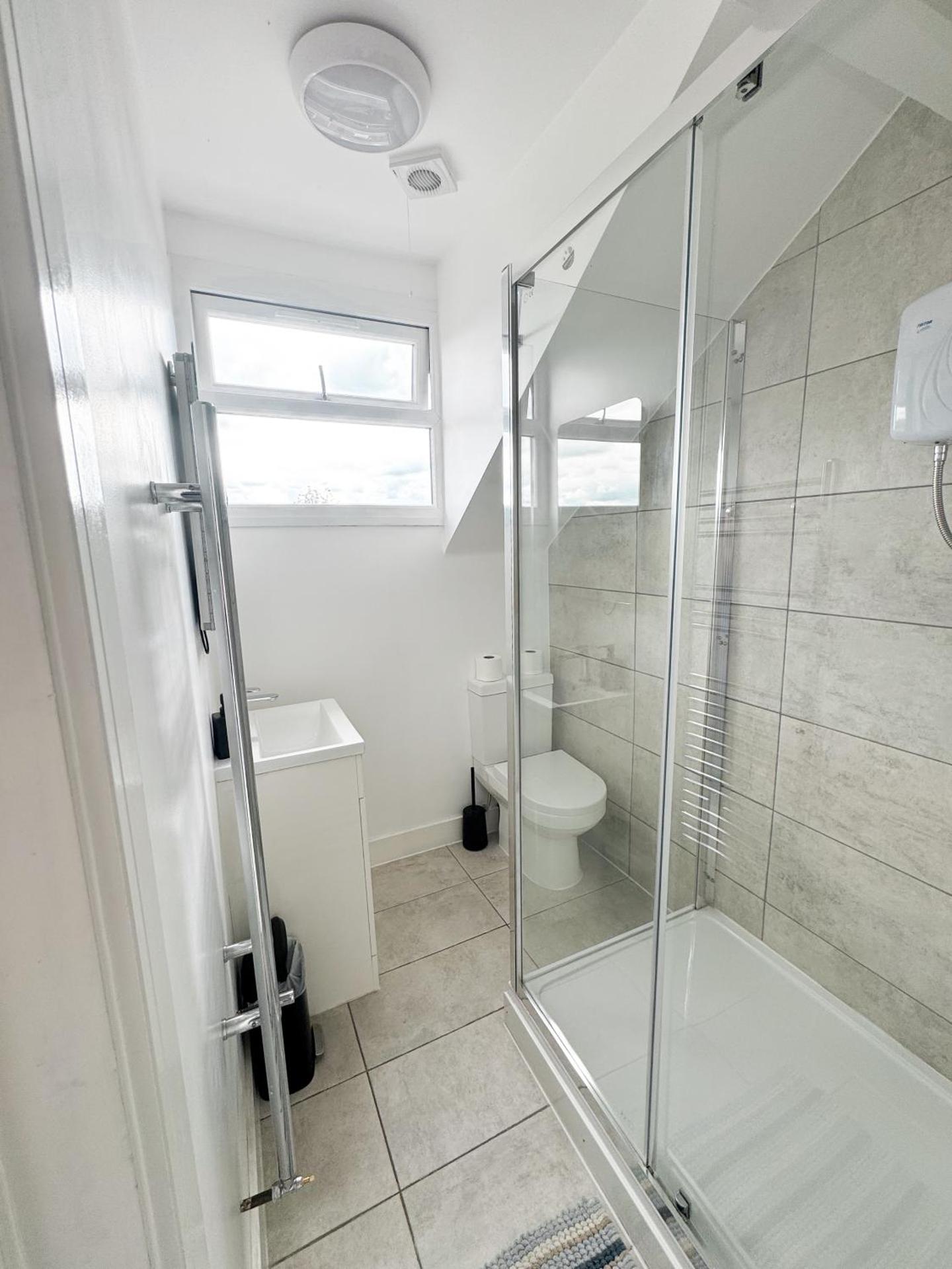 Modern 4 Bed En-suite House in Leeds - Free parking