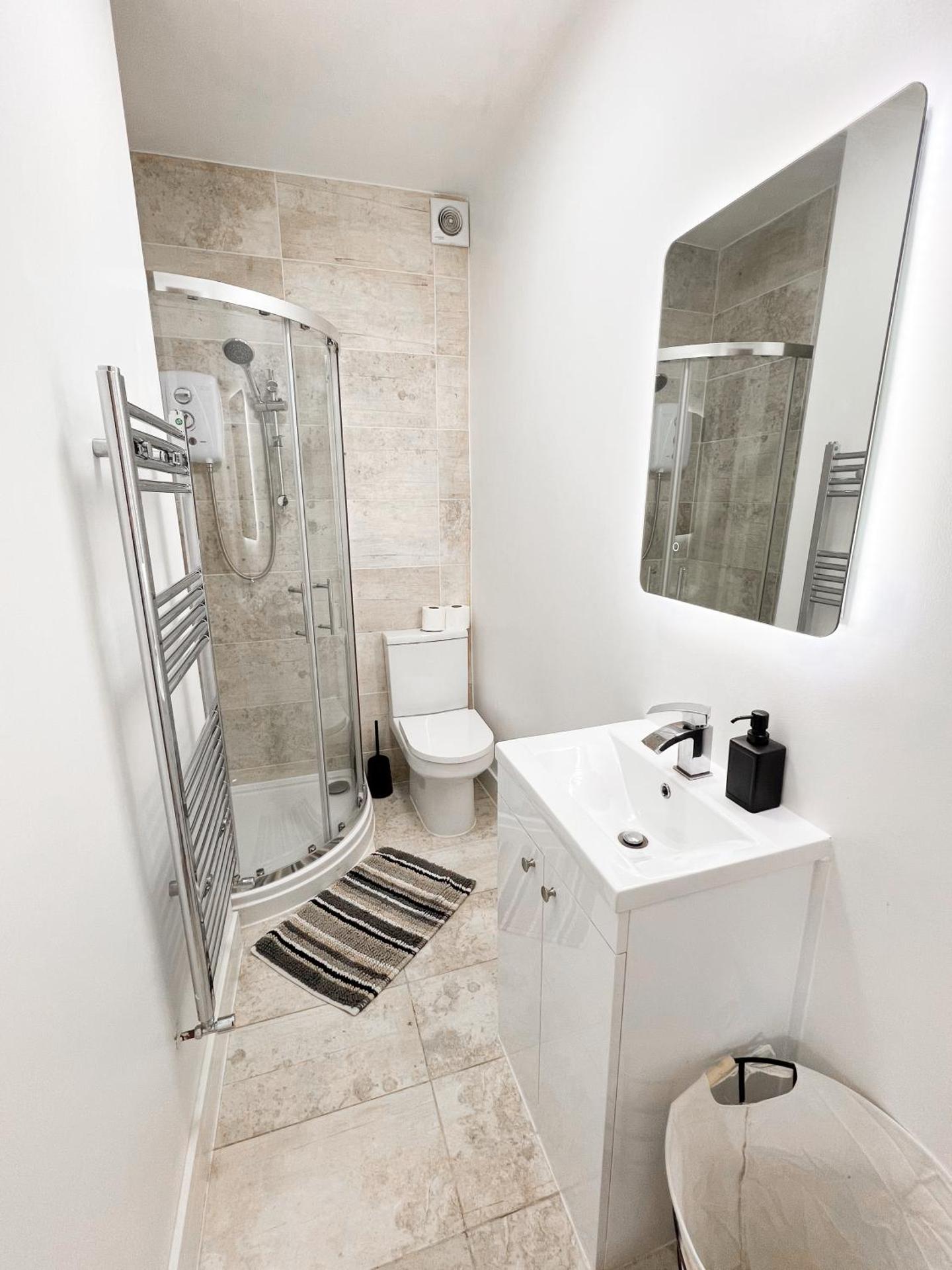 Modern 4 Bed En-suite House in Leeds - Free parking