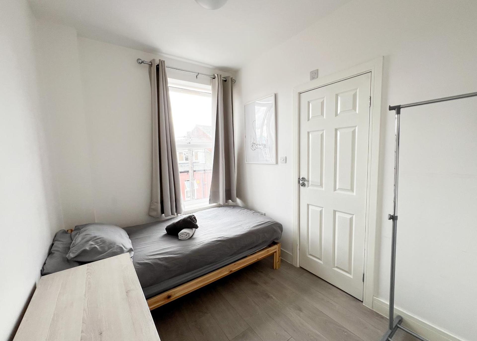 Modern 4 Bed En-suite House in Leeds - Free parking