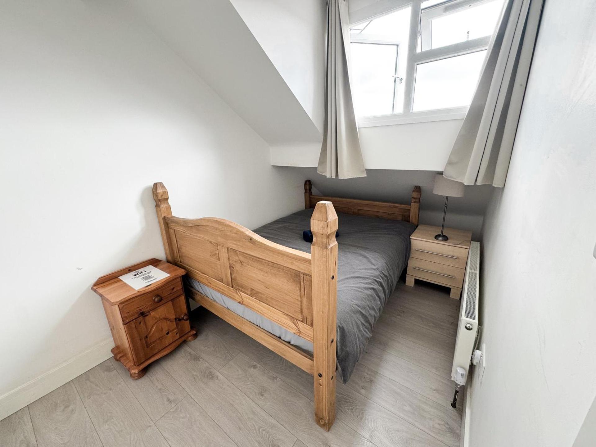 Modern 4 Bed En-suite House in Leeds - Free parking