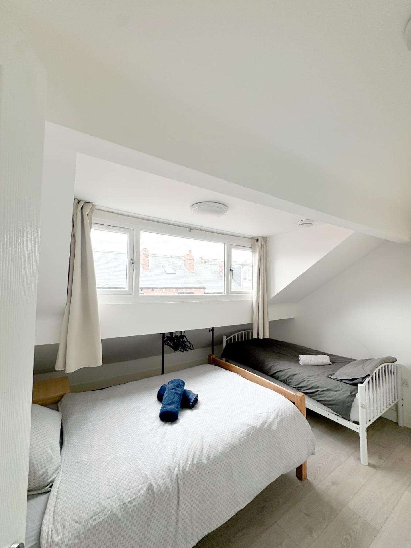 Modern 4 Bed En-suite House in Leeds - Free parking