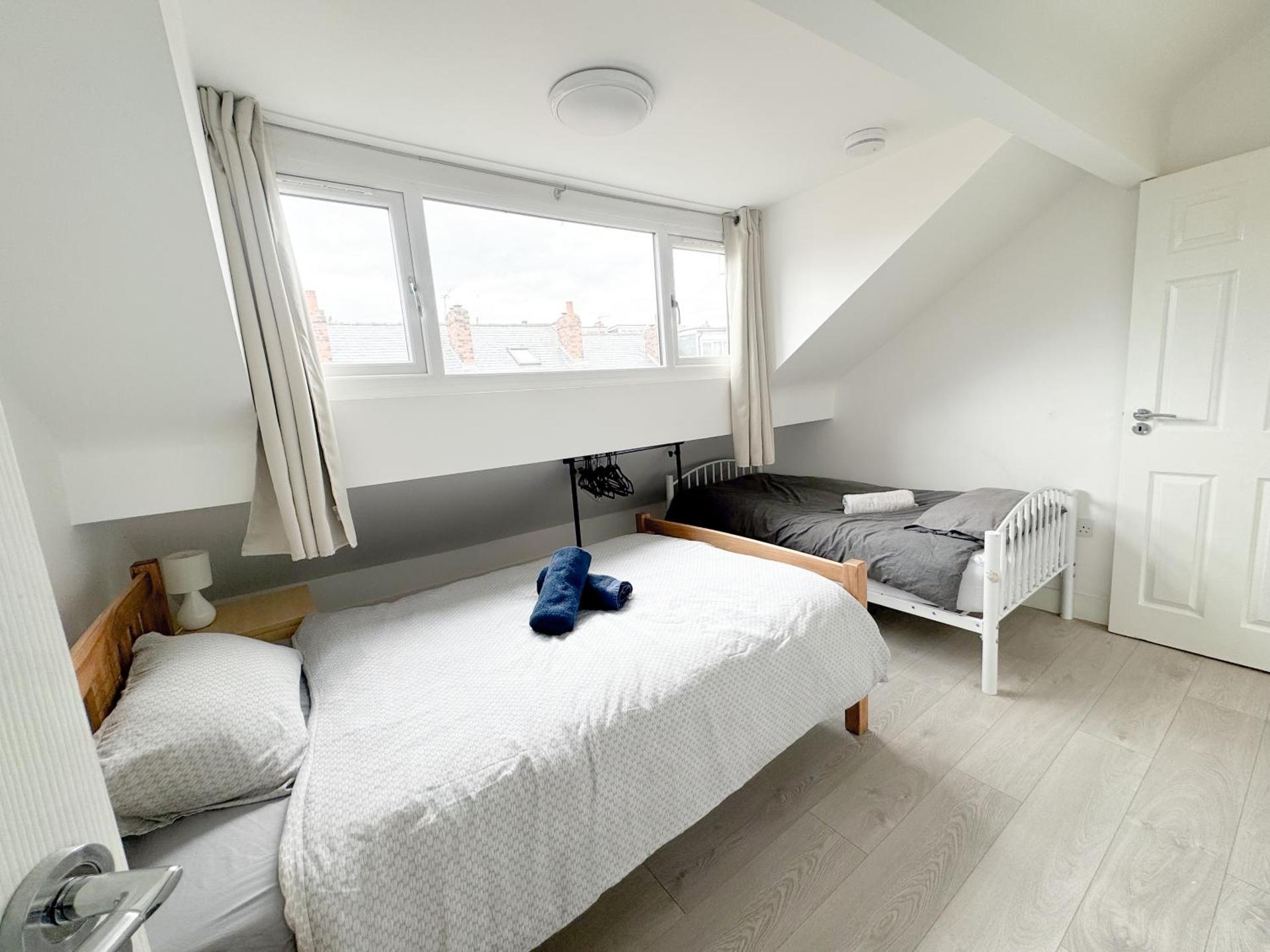 Modern 4 Bed En-suite House in Leeds - Free parking