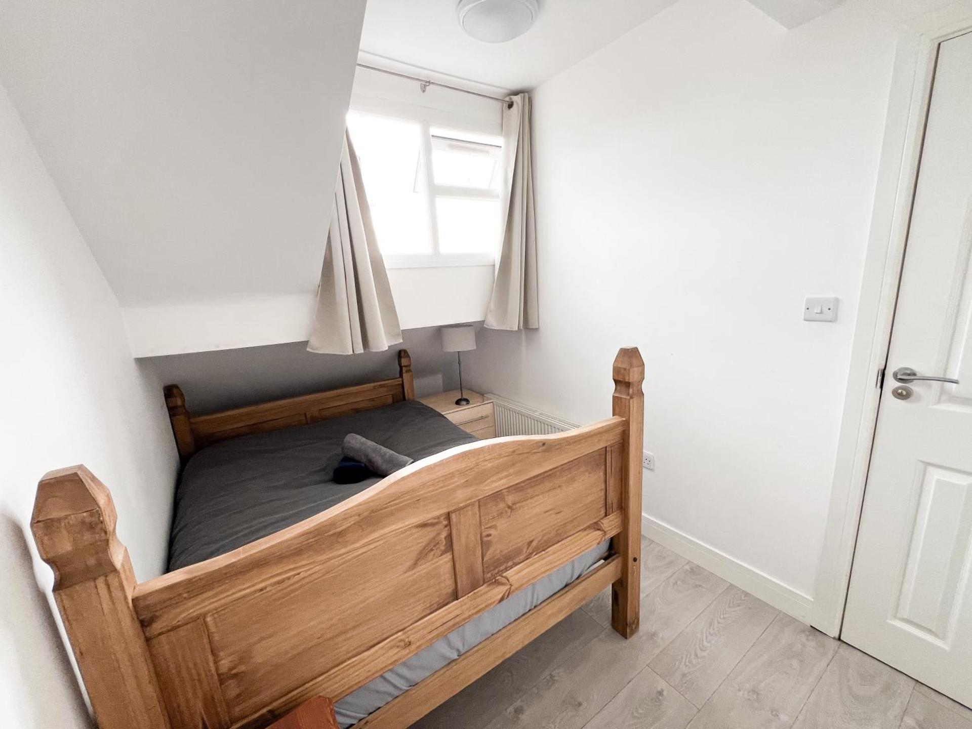 Modern 4 Bed En-suite House in Leeds - Free parking