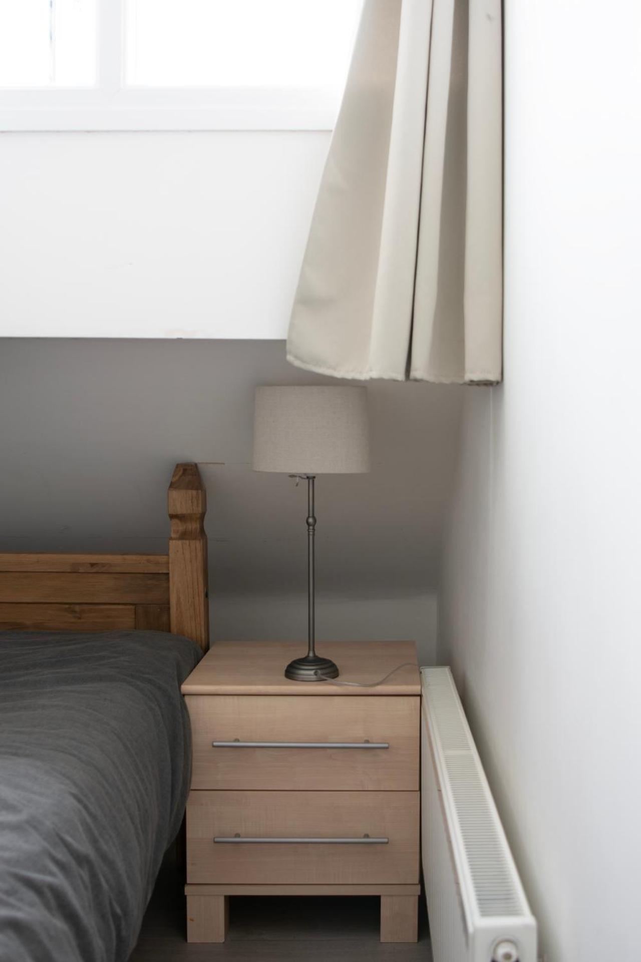 Modern 4 Bed En-suite House in Leeds - Free parking