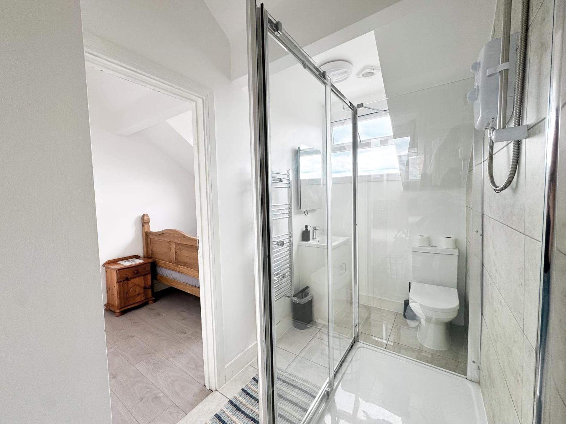 Modern 4 Bed En-suite House in Leeds - Free parking