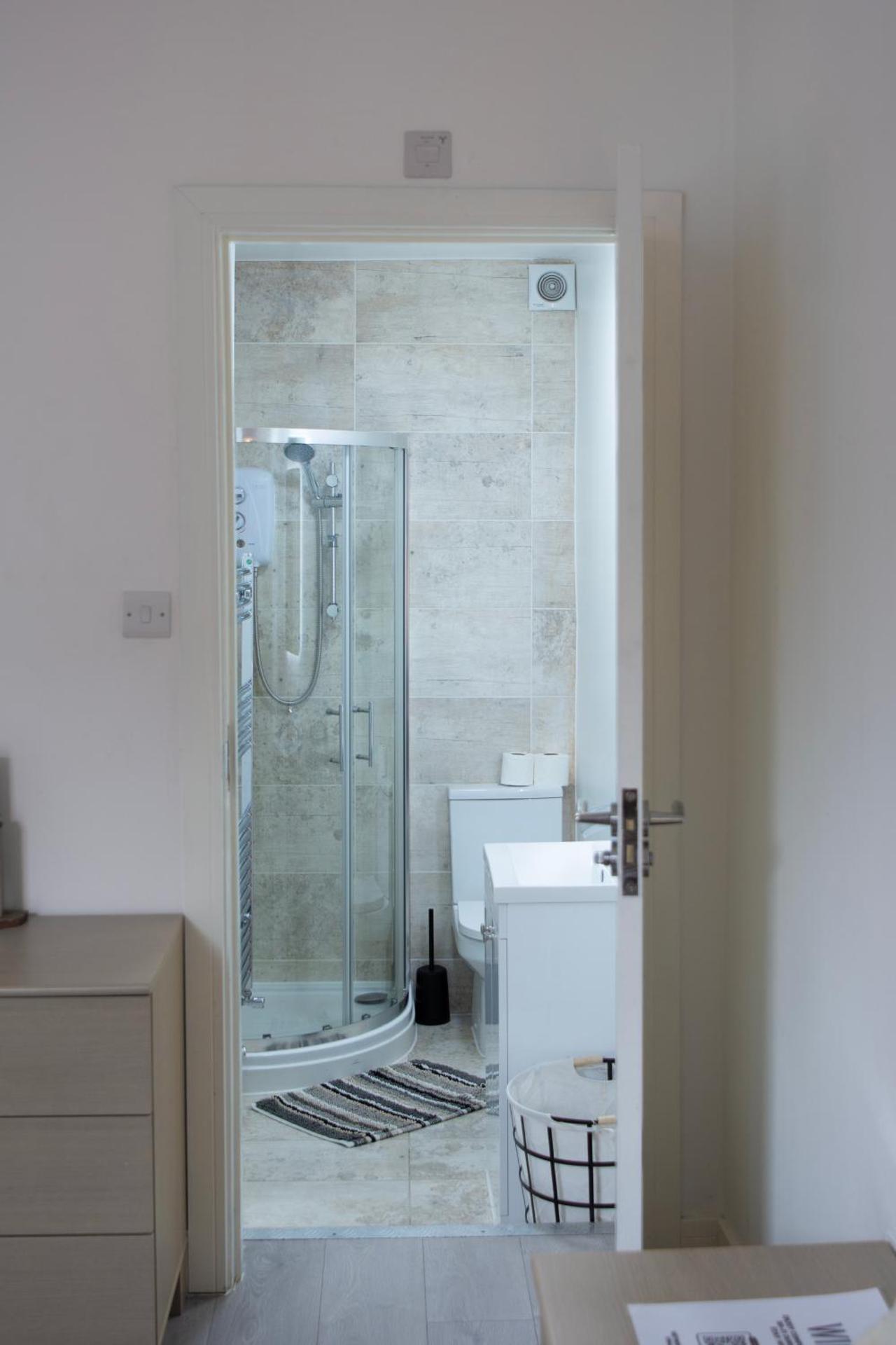 Modern 4 Bed En-suite House in Leeds - Free parking