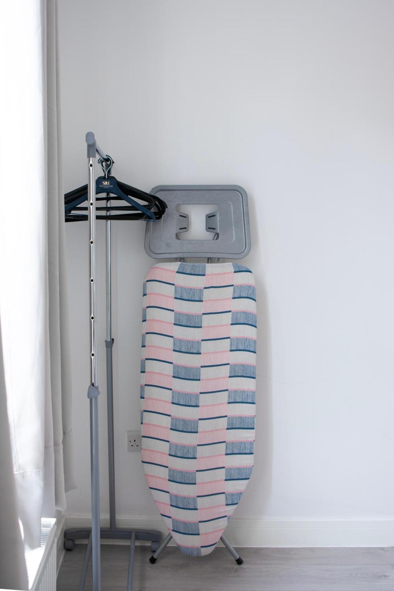 Modern 4 Bed En-suite House in Leeds - Free parking