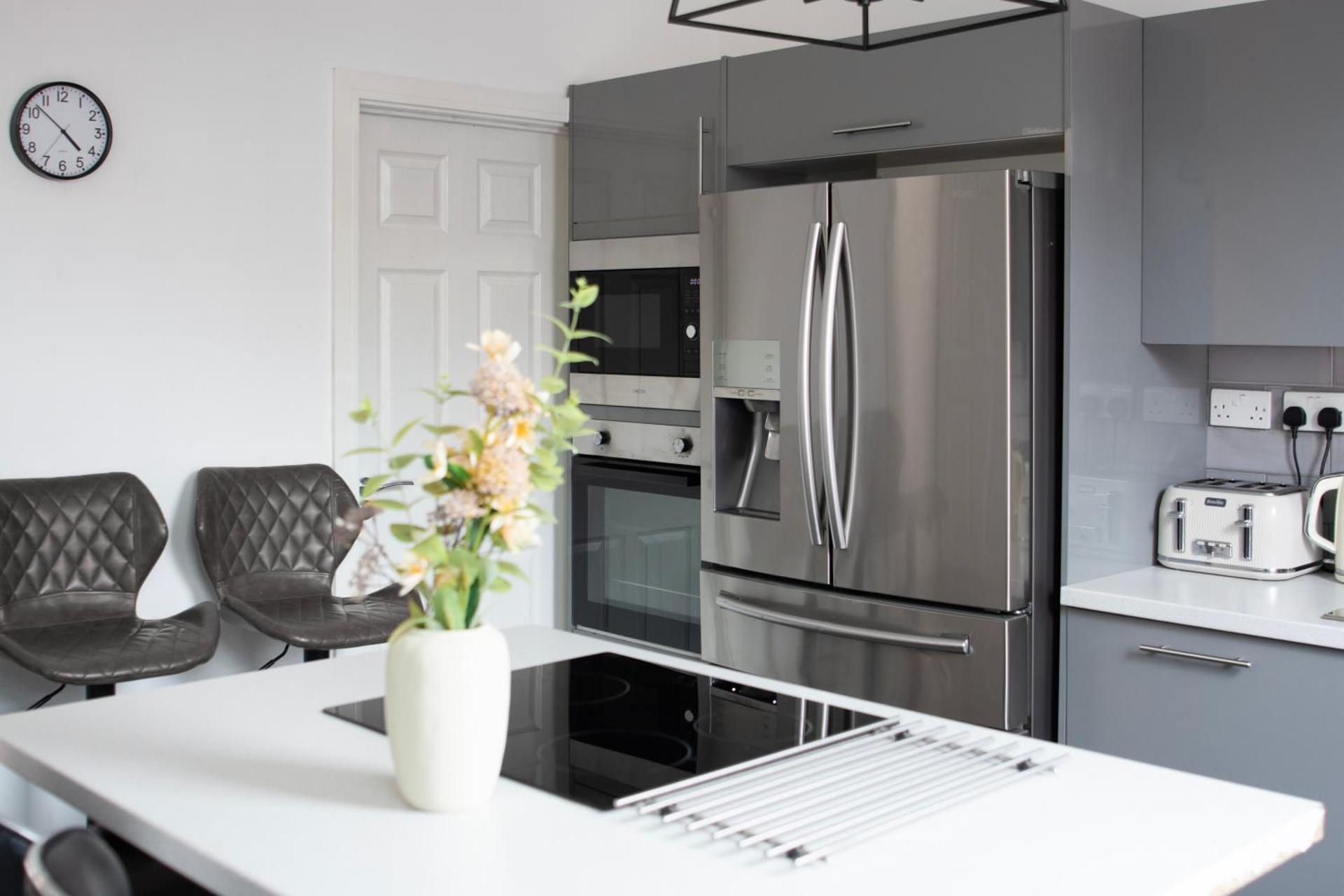 Modern 4 Bed En-suite House in Leeds - Free parking