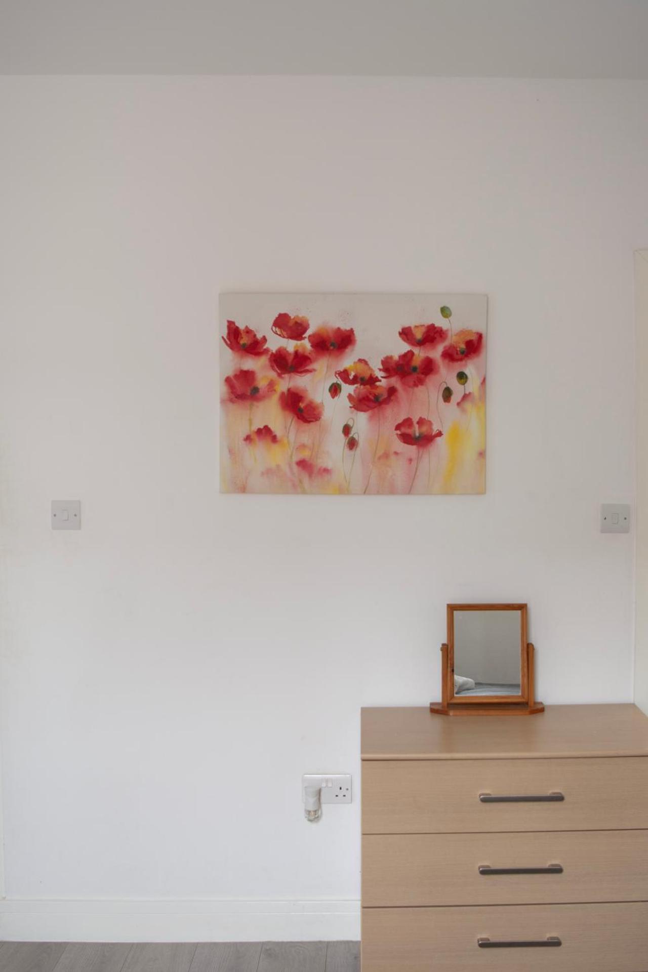 Modern 4 Bed En-suite House in Leeds - Free parking