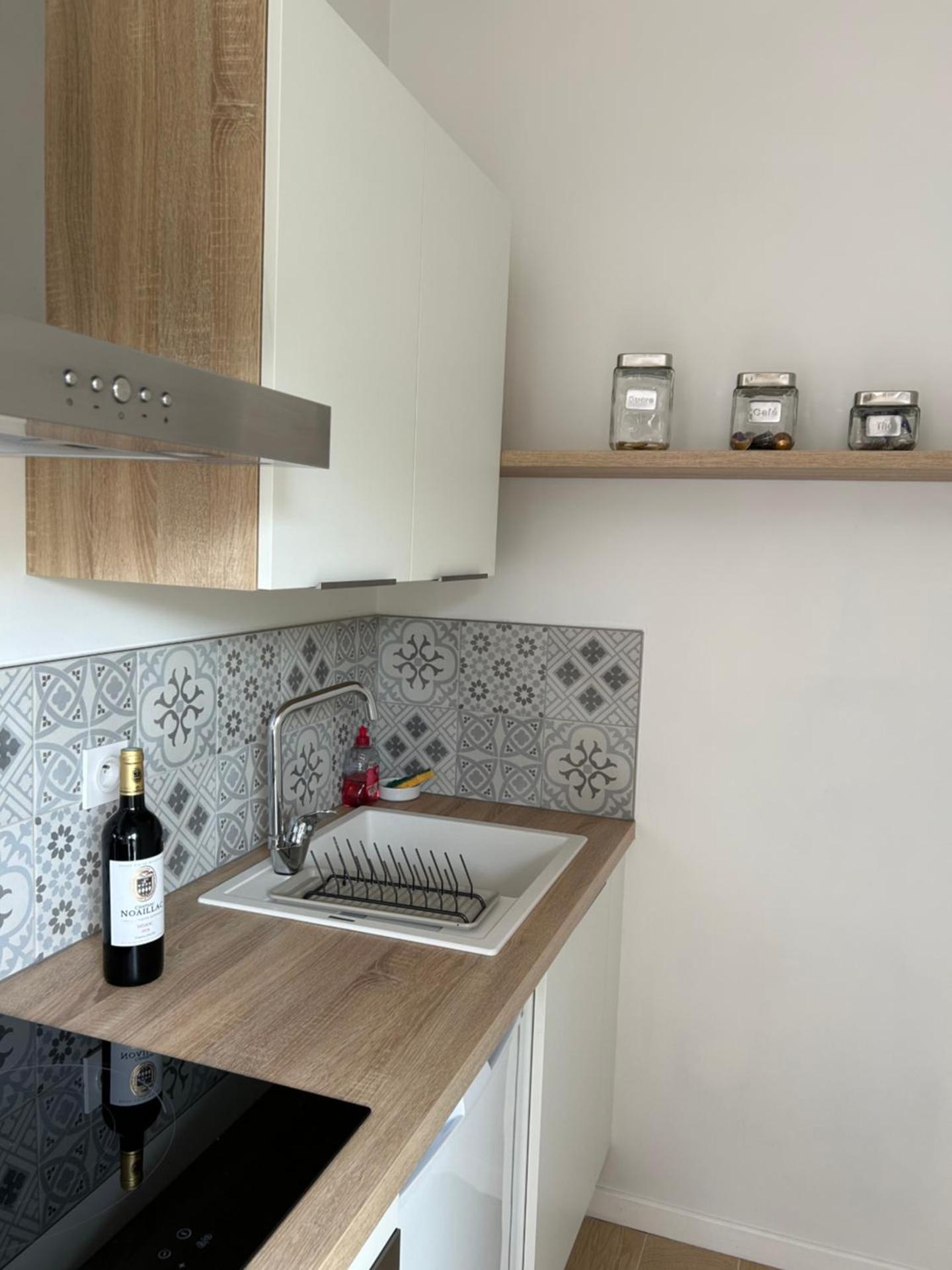 Studio vue piscine au calme près des vignes