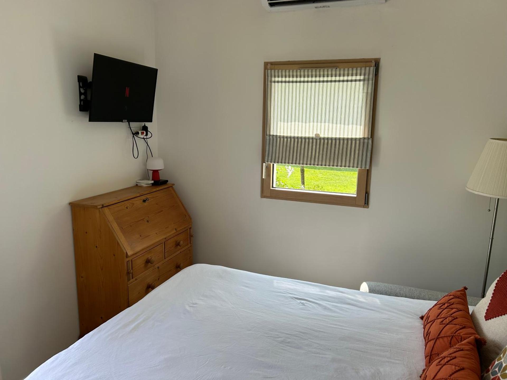 Studio vue piscine au calme près des vignes