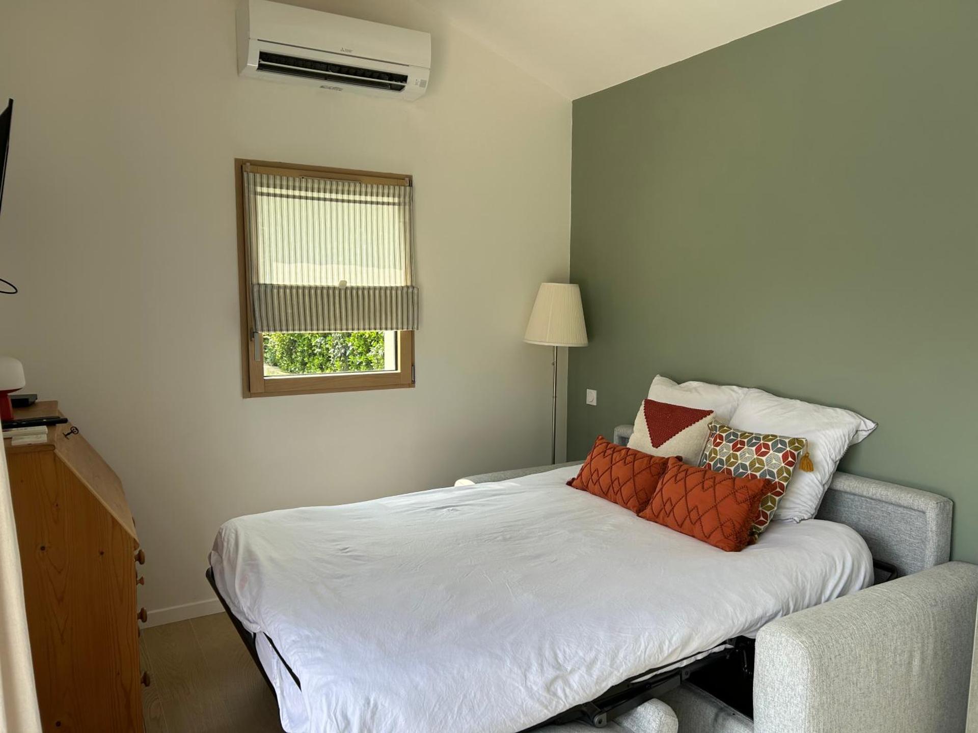 Studio vue piscine au calme près des vignes