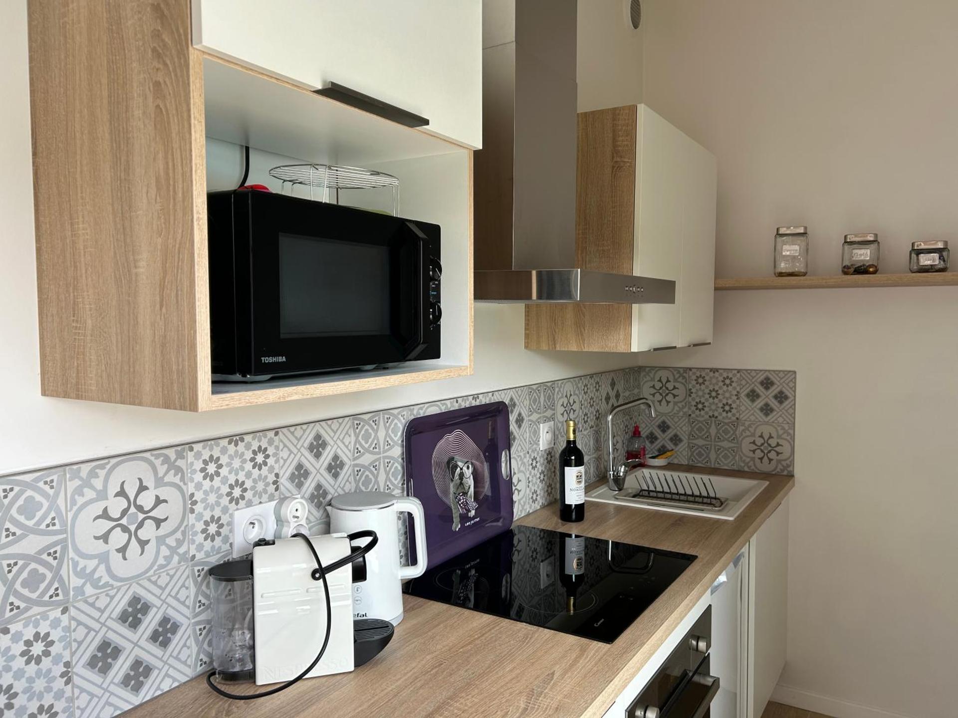 Studio vue piscine au calme près des vignes