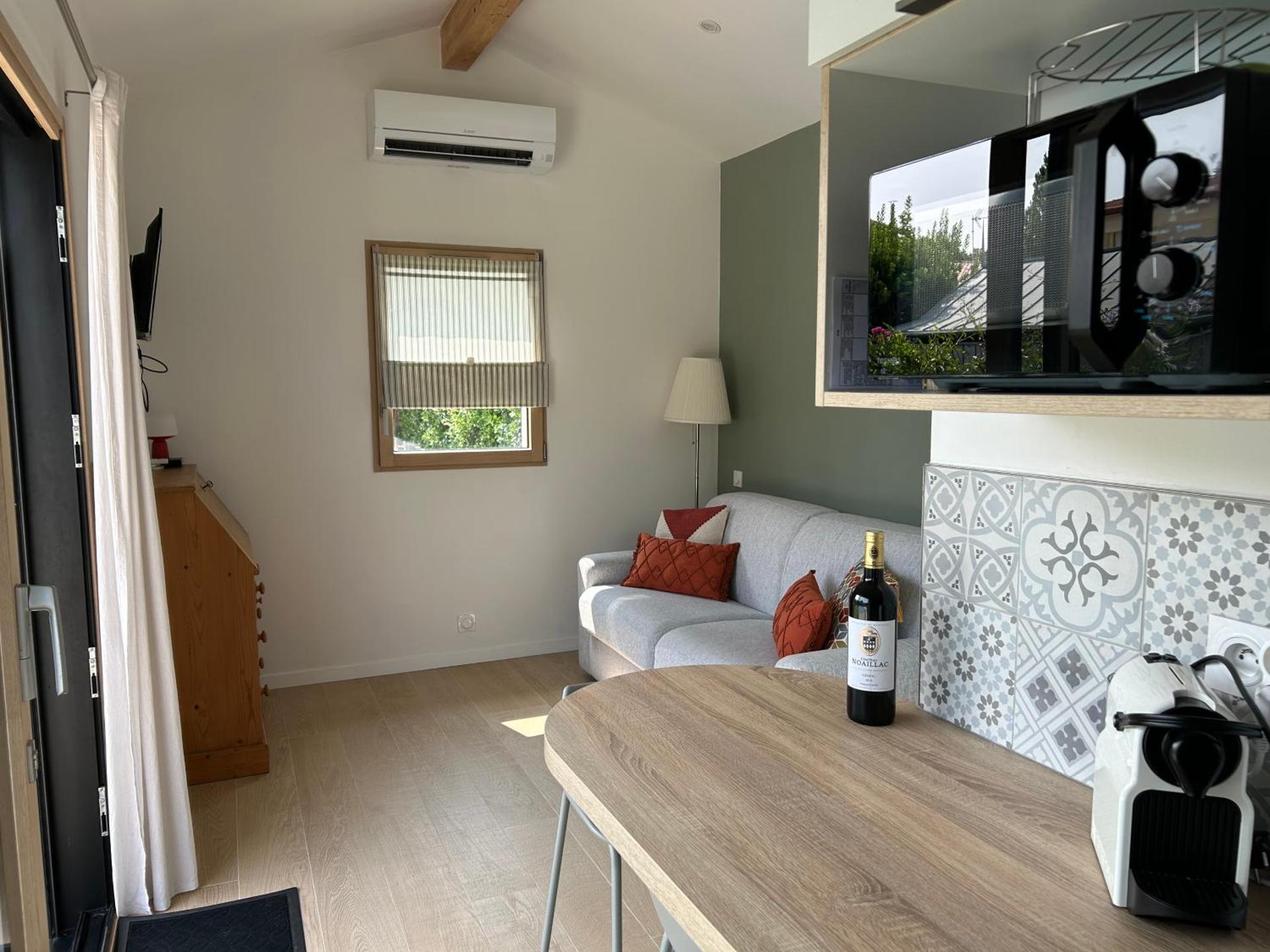 Studio vue piscine au calme près des vignes