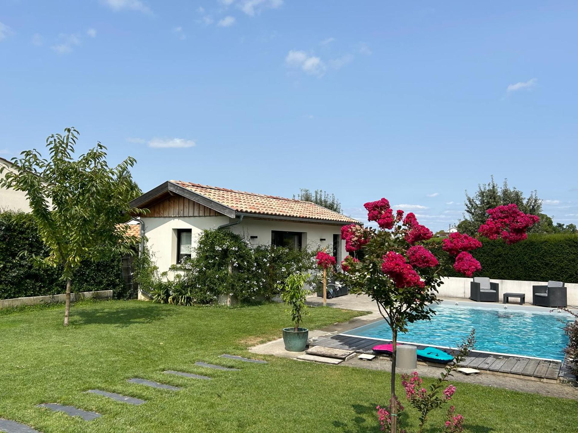 Studio vue piscine au calme près des vignes