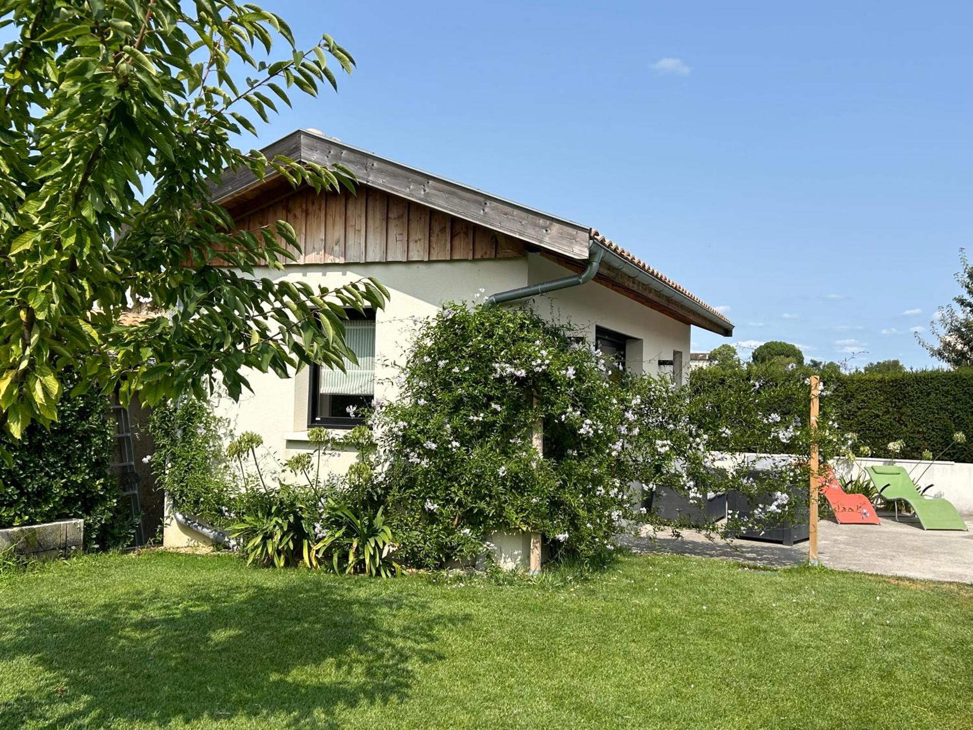 Studio vue piscine au calme près des vignes