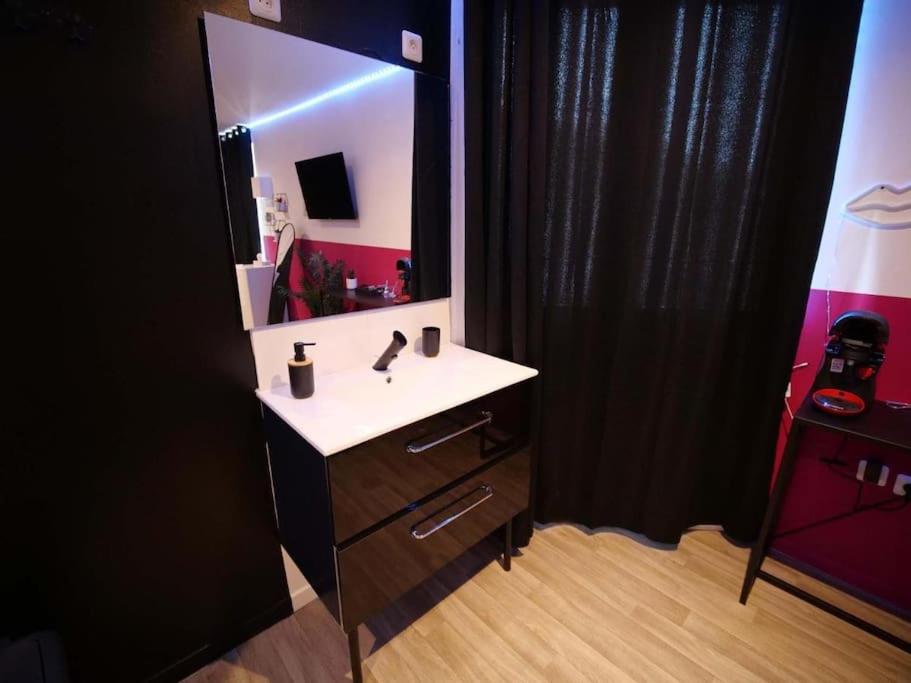 Red Room - Olympe Suites & Spa Lille, Croix, Roubaix