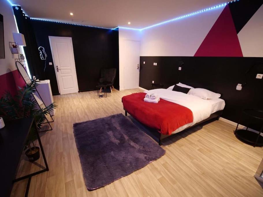Red Room - Olympe Suites & Spa Lille, Croix, Roubaix