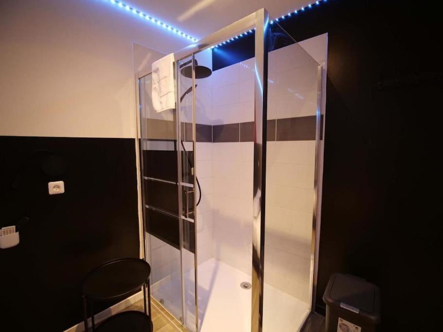 Red Room - Olympe Suites & Spa Lille, Croix, Roubaix