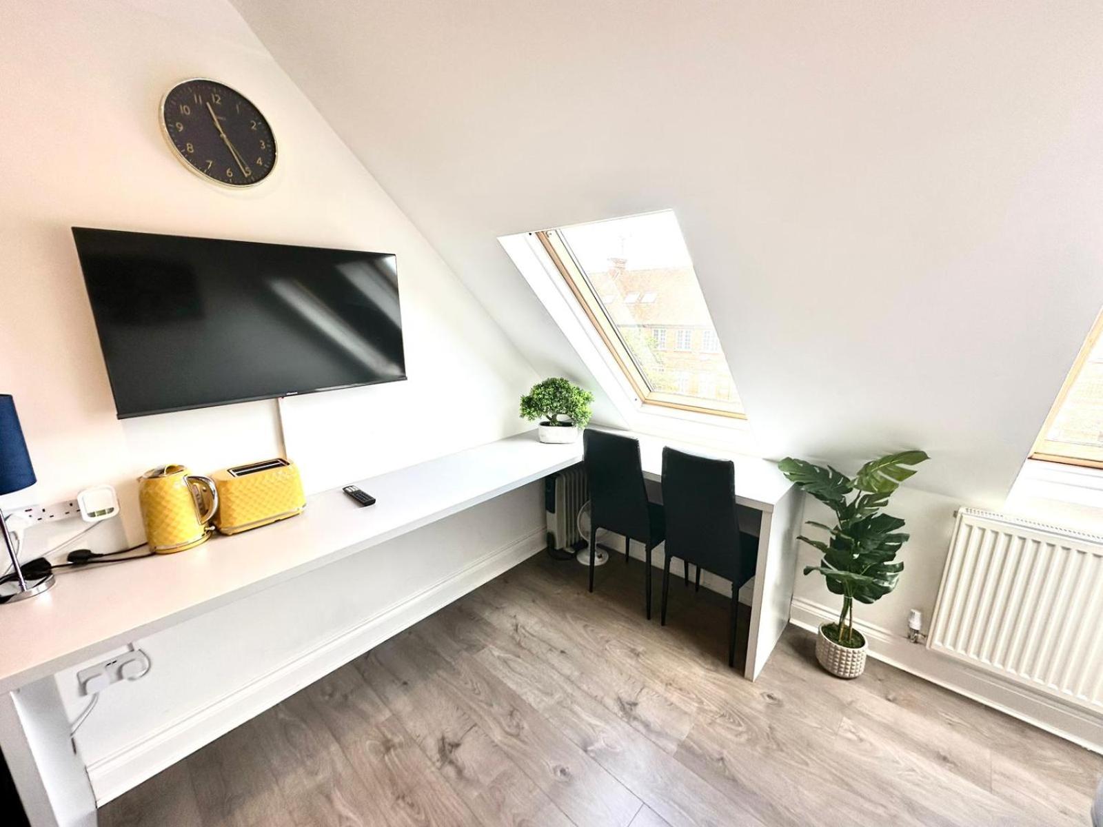 Stunning Modern, Private Apartment,15 Mins To Central London