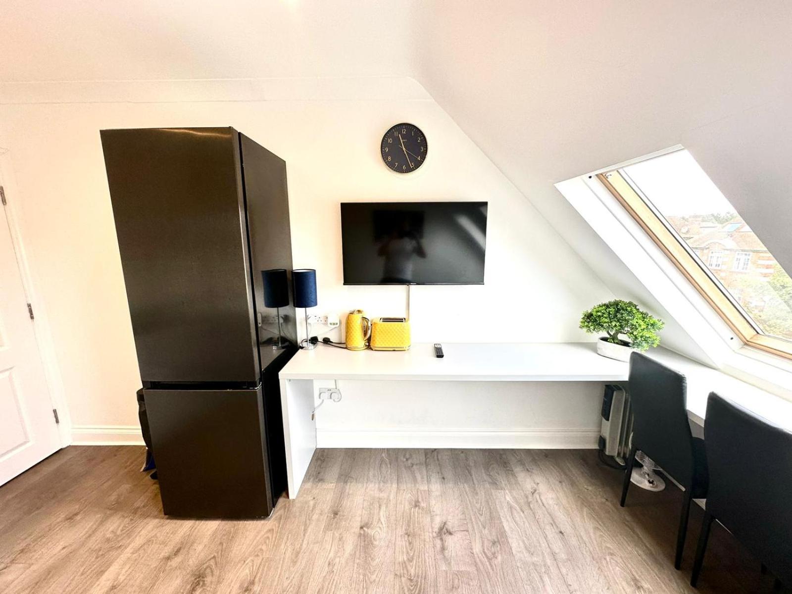 Stunning Modern, Private Apartment,15 Mins To Central London