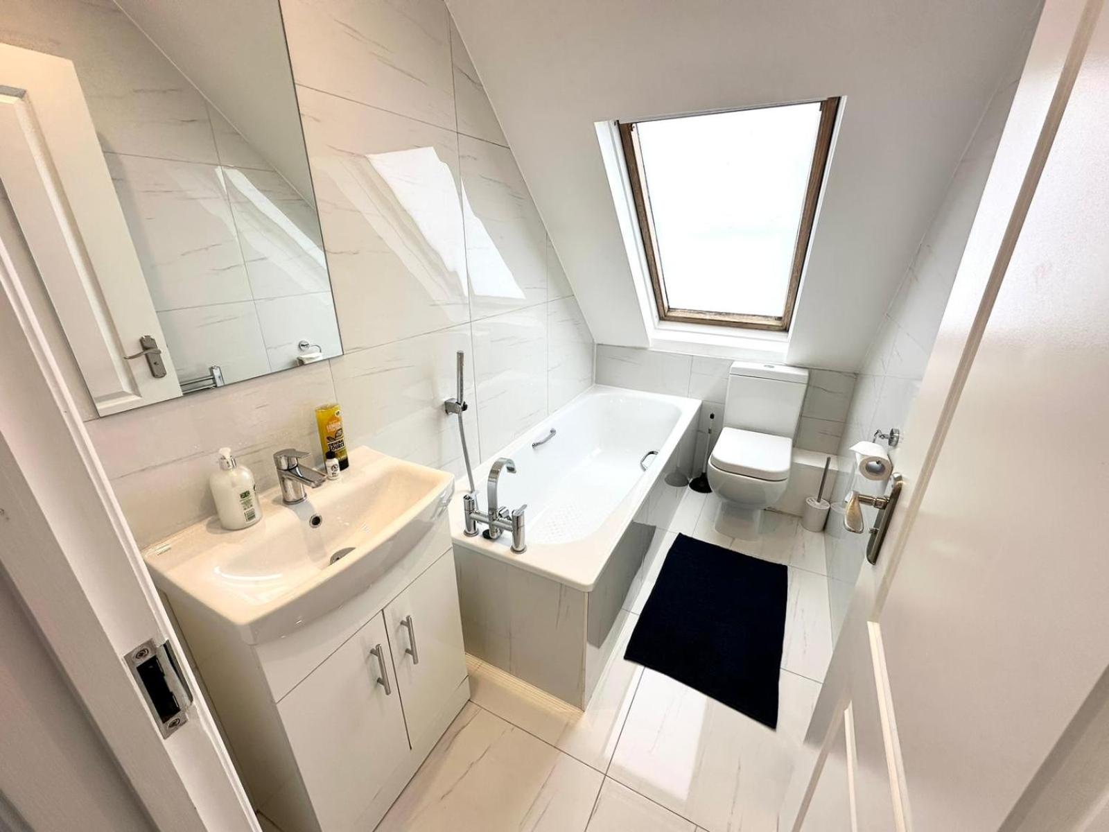 Stunning Modern, Private Apartment,15 Mins To Central London