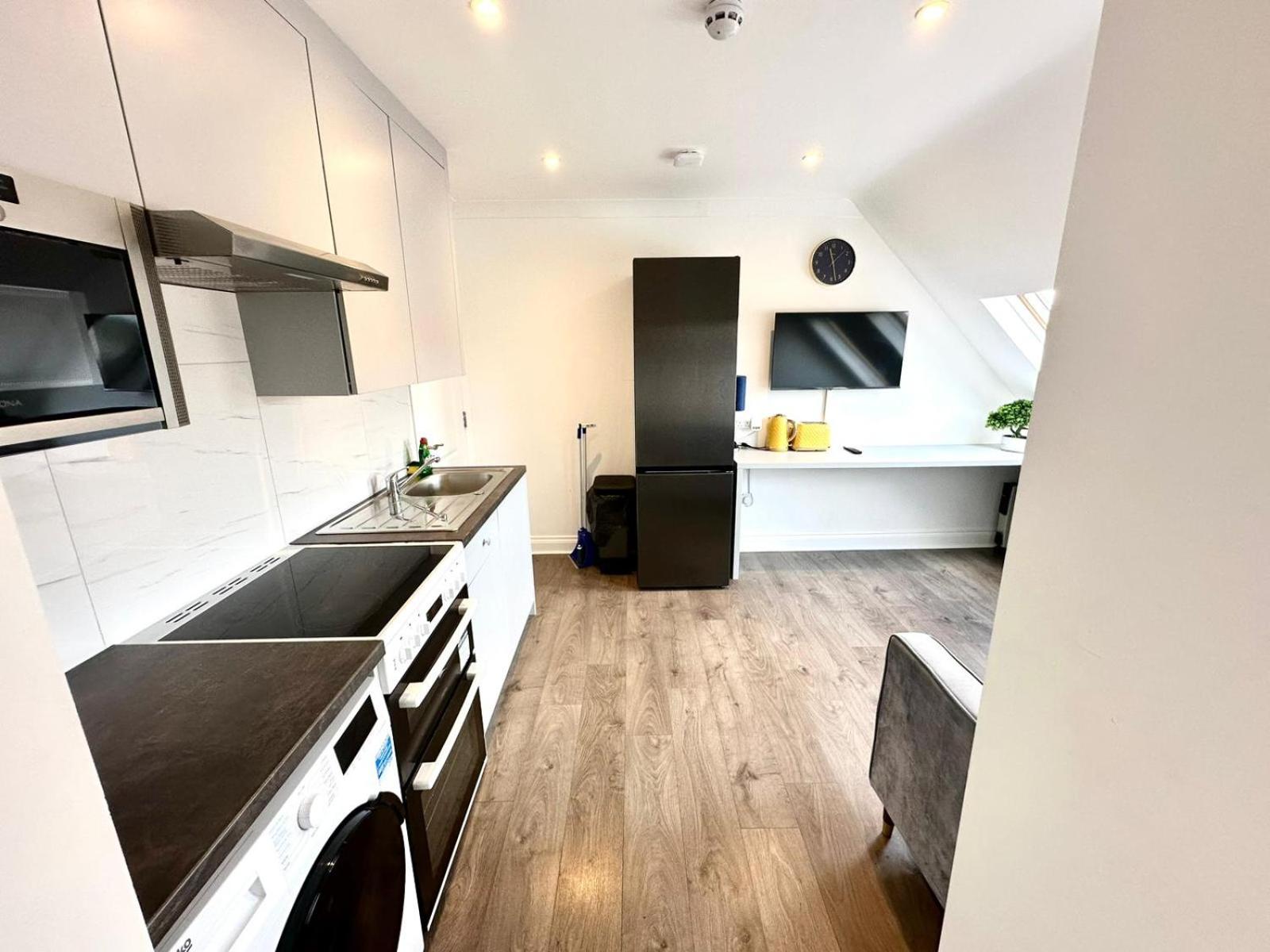 Stunning Modern, Private Apartment,15 Mins To Central London