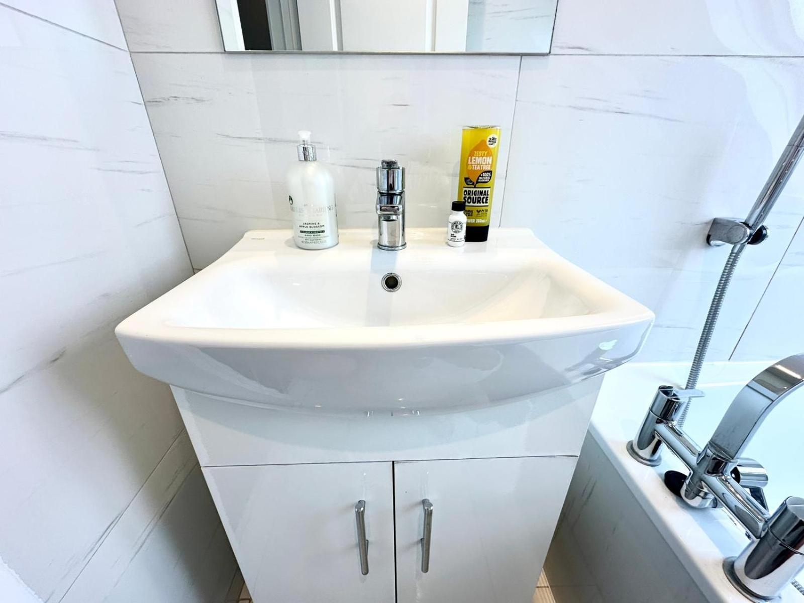 Stunning Modern, Private Apartment,15 Mins To Central London