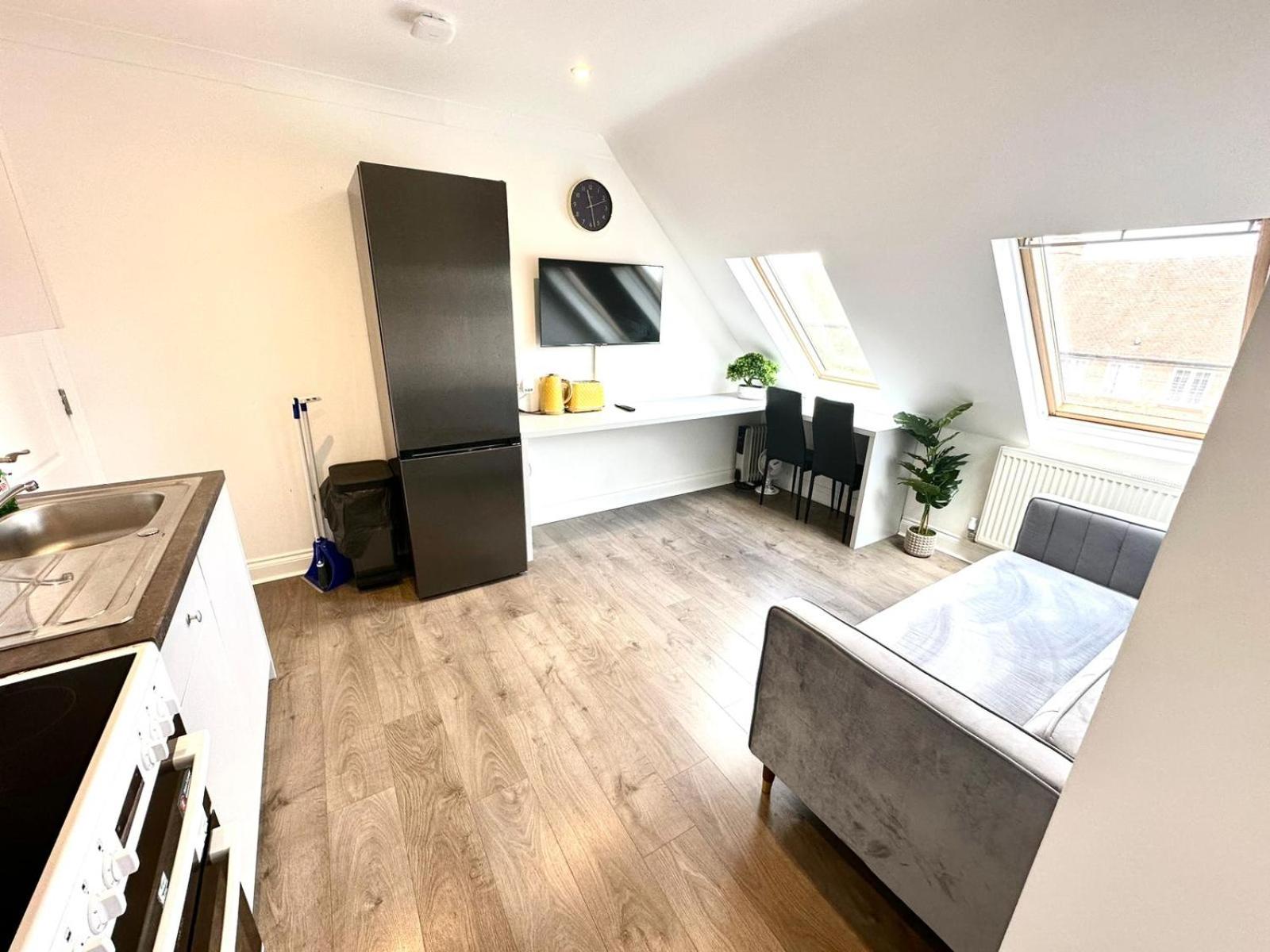 Stunning Modern, Private Apartment,15 Mins To Central London