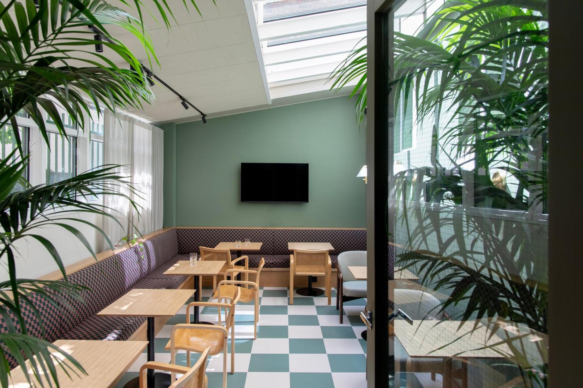 Communal lounge/ TV room