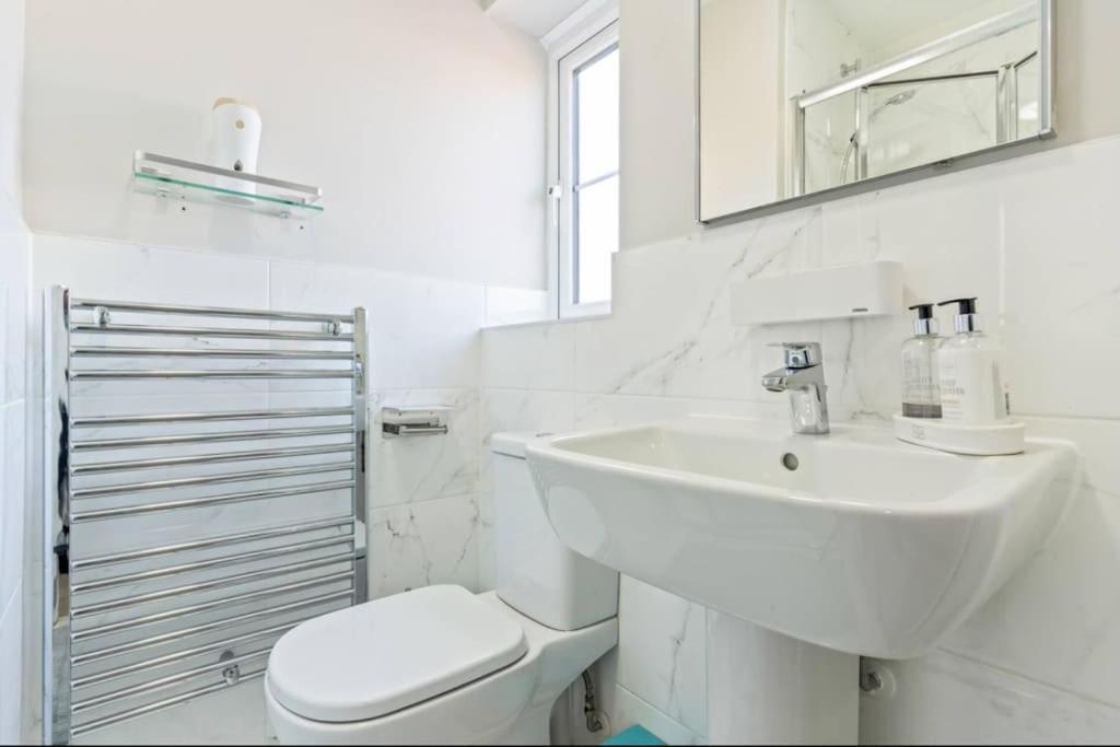 Luxury 5 bed house with Hot Tub nr Bicester Village