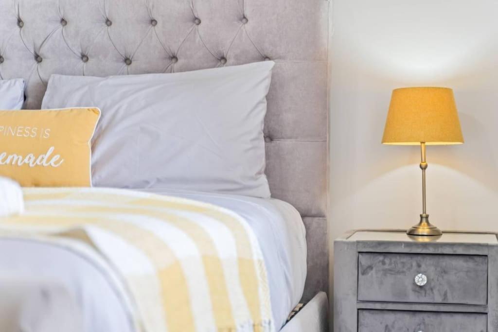 Luxury 5 bed house with Hot Tub nr Bicester Village